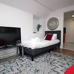 Spacious 5 Bedroom Flat-Swansea