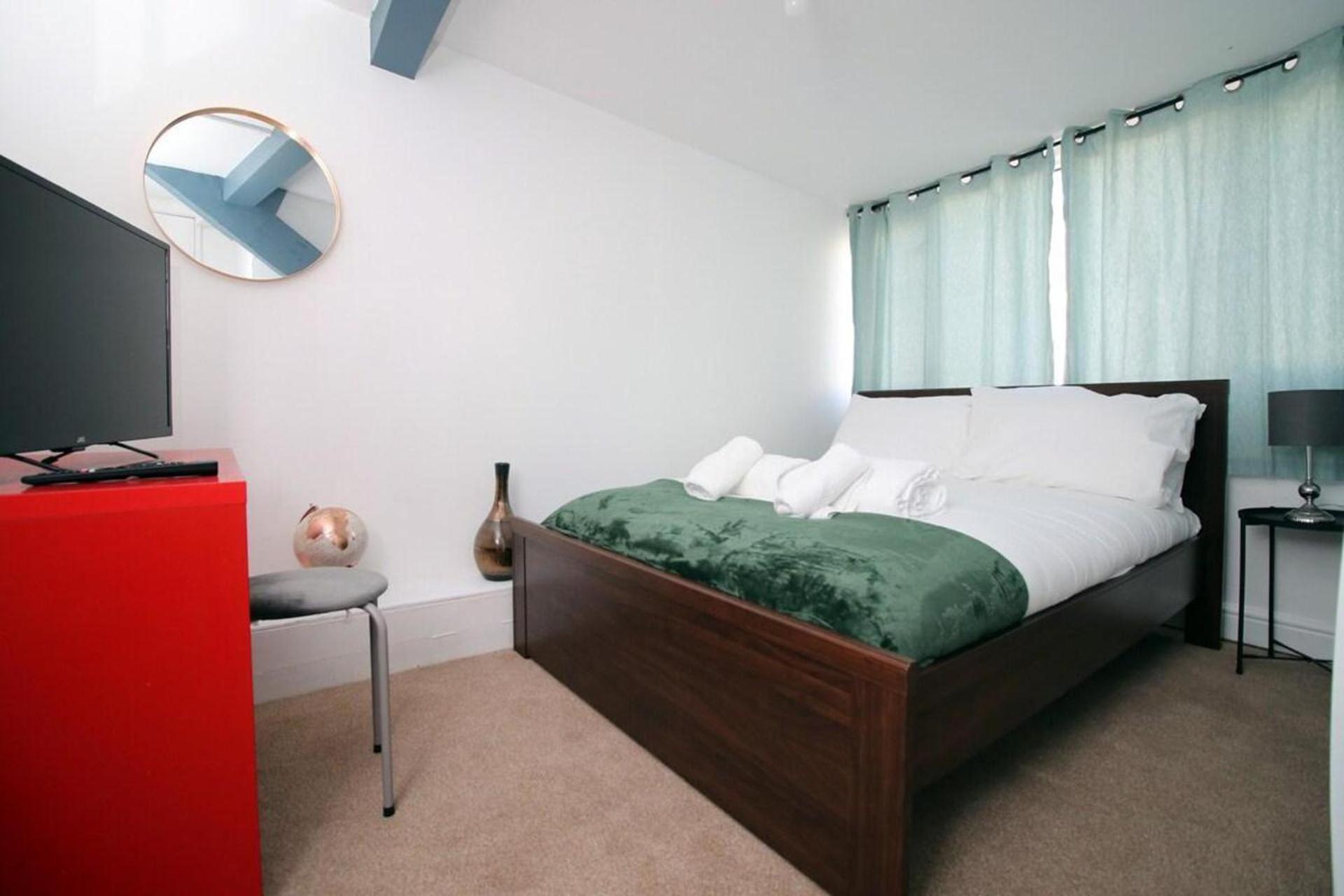Spacious 5 Bedroom Flat-swansea Apartment *