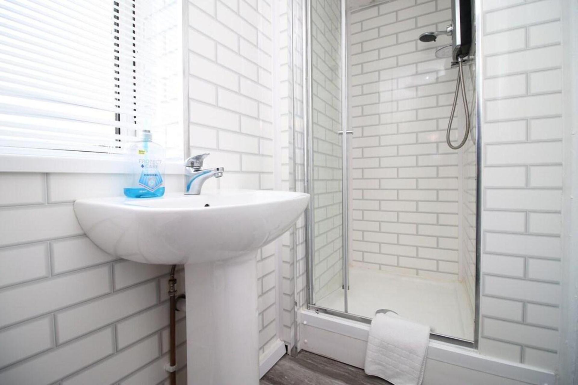 Spacious 5 Bedroom Flat-swansea Apartment *
