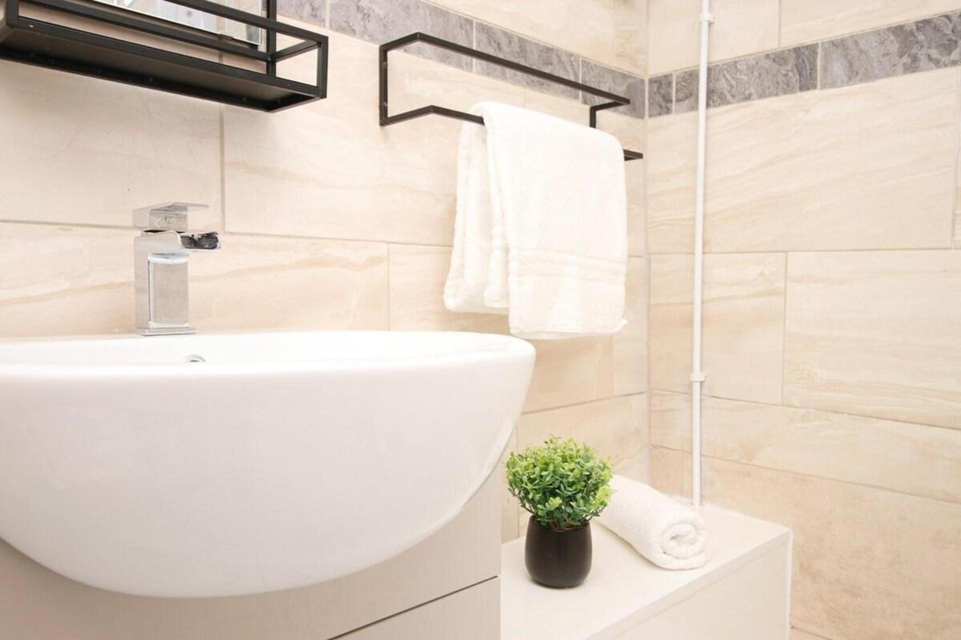 Spacious 5 Bedroom Flat-swansea Apartment *